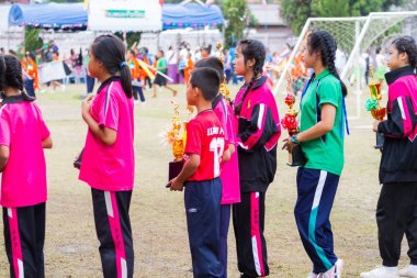 Chiangrai, Tayland - 29 Aralık: trophy Kupası doğrultusunda 29 Aralık 2017 Chiangrai, Tayland tutan tanımlanamayan spor çocuk.
