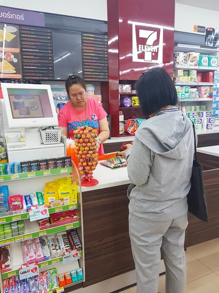 Chiang Rai, Thajsko - listopad 6: Neznámé Asijské žena čeká platit u pokladní přepážky v obchodě 7-Eleven na 6 listopadu 2017 v Chiang rai, Thajsko. — Stock fotografie