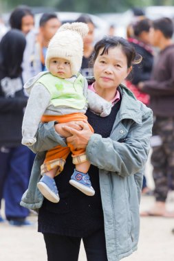 Chiang Rai, Tayland - 13 Ocak: tanımlanamayan Asya anne kızı 13 Ocak 2018 üzerinde tutarak Chiang rai, Tayland.