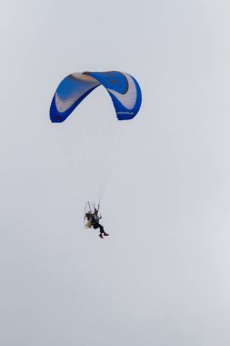 Chiangrai, Tayland - 29 Aralık: üzerinde 29 Aralık 2017 Chiangrai, Tayland'de motor planör paraşüt ile gökyüzünde uçan tanımlanamayan macera adam etkin aşırı spor pilot.