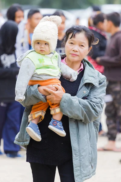 CHIANG RAI, THAILAND - JANEIRO 13: Mãe asiática não identificada segurando sua filha em 13 de janeiro de 2018 em Chiang rai, Tailândia . — Fotografia de Stock