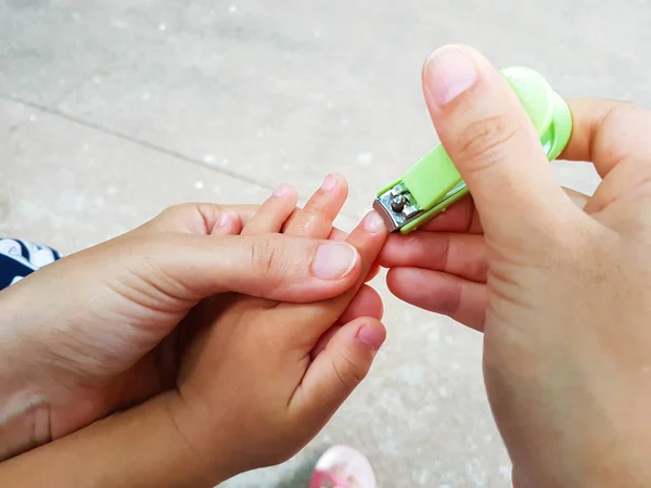 Primer plano madre cortar las uñas para su bebé — Foto de Stock