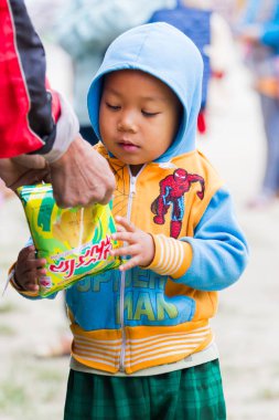 Chiang Rai, Tayland - 13 Ocak: aperatifler babasının elinden 13 Ocak 2018 üzerinde Chiang rai, Tayland yemek kimliği belirsiz erkek.