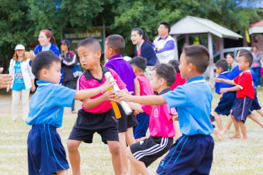 Chiangrai, Tayland - 29 Aralık: 29 Aralık 2017 Chiangrai, Tayland için çalışan röle baton rekabet kimliği belirsiz erkek çocuk.
