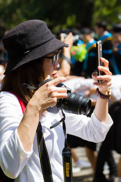 CHIANG RAI, THAILAND - OCTOBER 5 : unidentified asian woman taking photo with camera and smartphone at the same time on October 5, 2017 in Chiang rai, Thailand. — Stock Photo, Image
