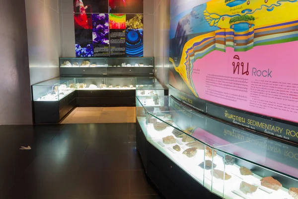 Kalasin, Tayland - 3 Mart: sergi alanı 3 Mart 2018 Kalasin, Tayland tarihinde Sirindhorn dinozor Müzede prehistorik kaya.