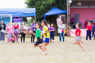 Chiangrai, Tayland - 29 Aralık: kimliği belirsiz üç Asyalı kızlar üzerinde 29 Aralık 2017 Chiangrai, Tayland için çalışan bir yarışta.