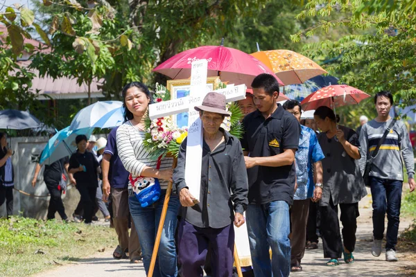 CHIANGRAI, THAILAND - FEVEREIRO 24: multidão não identificada pessoas caminhando para o cemitério com cruz em 24 de fevereiro de 2018 em Chiangrai, Tailândia. Asiático funeral ritual . — Fotografia de Stock