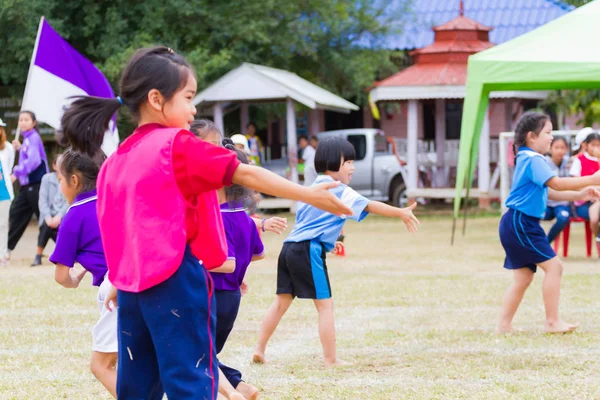Chiangrai, Tayland - 29 Aralık: kimliği belirsiz kadın çocuklar baton 29 Aralık 2017 rekabet Chiangrai, Tayland'da çalışan röle için bekliyor.