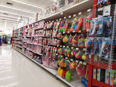 Chiang Rai, Tayland - 20 Kasım 2019 'da Chiang Rai, Tayland' da süpermarkette satılan oyuncaklar.