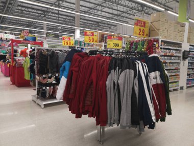 Chiang Rai, Tayland - 21 Kasım: 21 Kasım 2019 'da Chiang Rai, Tayland' da süpermarkette uzun pantolon satıldı..