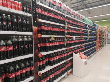 Chiang Rai, Tayland - 21 Kasım: Coca-Cola 21 Kasım 2019 'da Chiang Rai, Tayland' da süpermarket raflarında satıldı.