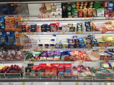 Chiang Rai, Tayland - 21 Kasım: 21 Kasım 2019 'da Chiang Rai, Tayland' da süpermarket raflarında çeşitli marka tereyağı ve süt ürünleri satıldı..