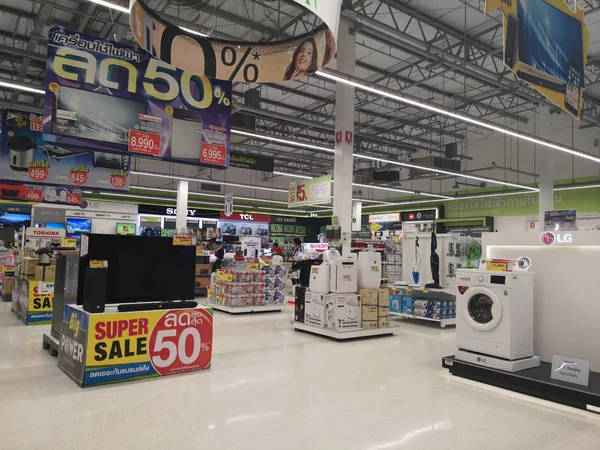 Chiang Rai, Tajlandia - 21 listopada: urządzenia elektryczne sprzedawane na półce wystawowej supermarketu 21 listopada 2019 w Chiang Rai, Tajlandia. — Zdjęcie stockowe