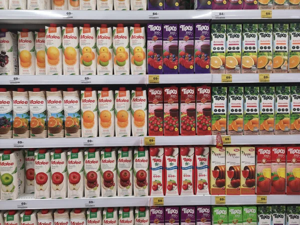 CHIANG RAI, THAILAND NOVEMBER 21: diverse juice solgt på supermarkedets display hylde den 21. november 2019 i Chiang Rai, Thailand . - Stock-foto