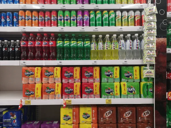 CHIANG RAI, THAILAND - NOVEMBRO 21: várias colas coloridas vendidas na prateleira de exibição do supermercado em 21 de novembro de 2019 em Chiang Rai, Tailândia . — Fotografia de Stock