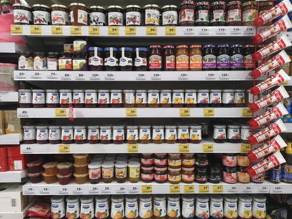 泰国清莱- 11月21日：各种品牌的果酱于2019年11月21日在泰国清莱的超市展示架上销售. — 图库照片