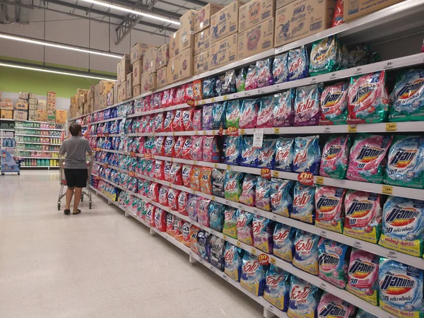 Chiang Rai, Tajlandia - 21 listopada: niezidentyfikowana kobieta wybierająca detergent na półce w supermarkecie 21 listopada 2019 w Chiang Rai, Tajlandia. — Zdjęcie stockowe