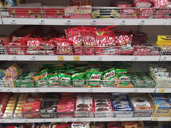 チエンライ、タイ- 11月21 - 11月の21 、 2019でスーパーマーケットのディスプレイ棚で販売されているチョコレートの様々なブランドタイのチェンライ. — ストック写真