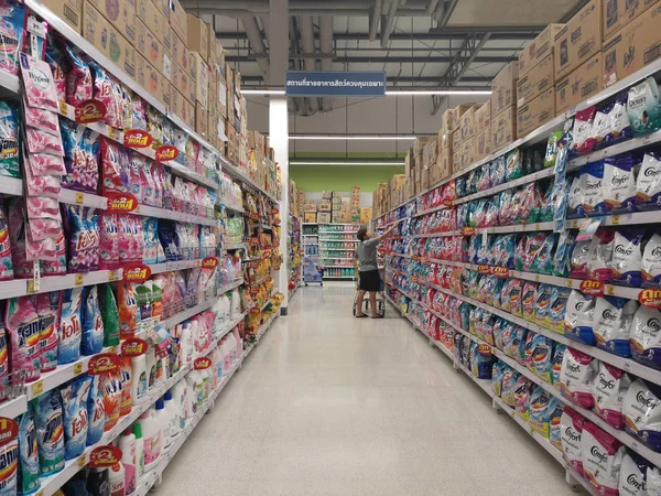 Chiang Rai, Thailand - 21 november: ongeïdentificeerde Aziatische vrouw koopt wasmiddel op de toonbank van supermarkt op 21 november 2019 in Chiang Rai, Thailand. — Stockfoto