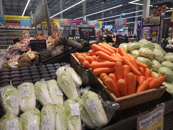 Chiang Rai, Tajlandia - 21 listopada: różne rodzaje warzyw sprzedawane na półce wystawowej supermarketu 21 listopada 2019 w Chiang Rai, Tajlandia. — Zdjęcie stockowe