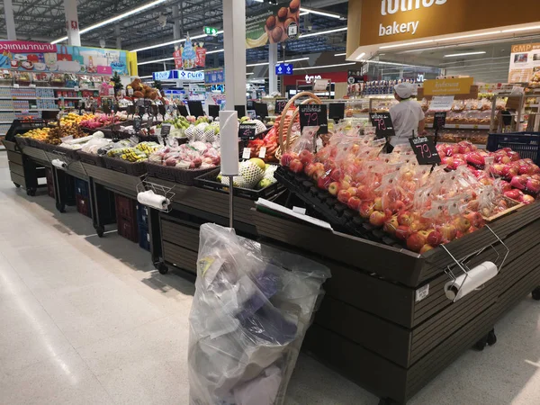 CHIANG RAI, THAÏLANDE - 21 NOVEMBRE : divers types de légumes vendus sur l'étagère du supermarché le 21 novembre 2019 à Chiang Rai, Thaïlande . — Photo