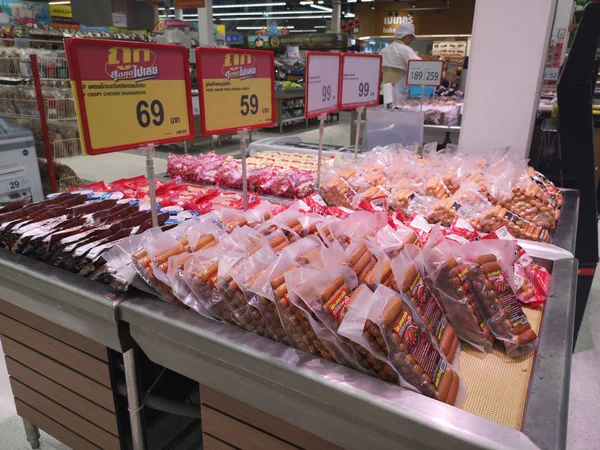 CHIANG RAI, THAILAND - NOVEMBRO 21: várias marcas de salsichas de baixo preço vendidas na prateleira de exibição do supermercado em 21 de novembro de 2019 em Chiang Rai, Tailândia . — Fotografia de Stock