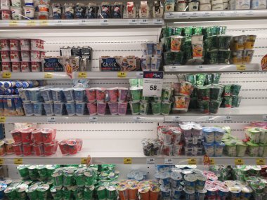 Chiang Rai, Tayland - 21 Kasım: 21 Kasım 2019 'da Chiang Rai, Tayland' da süpermarketteki buzdolabında çeşitli yoğurt ve süt ürünleri satıldı..