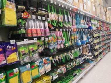 Chiang Rai, Tayland - 21 Kasım 2019 'da Chiang Rai, Tayland' da süpermarketteki temizlik aletleri bölümünün perspektif görünümü.