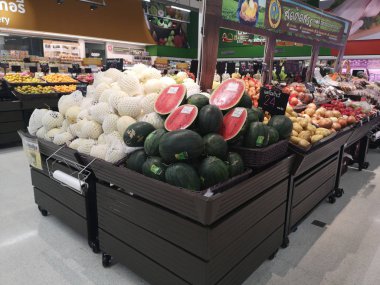 Chiang Rai, Tayland - 21 Kasım: 21 Kasım 2019 'da Chiang Rai, Tayland' da süpermarket raflarında çeşitli meyve türleri satıldı..
