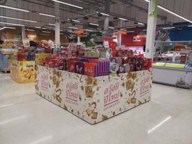 Chiang Rai, Tayland - 21 Kasım: 21 Kasım 2019 'da Chiang Rai, Tayland' da süpermarket vitrininde çeşitli markalar satıldı..