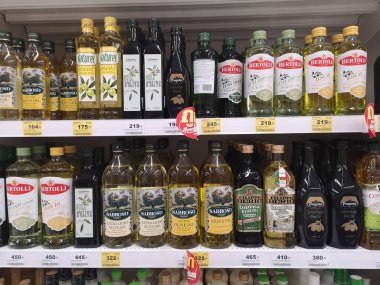 Chiang Rai, Tayland - 21 Kasım: 21 Kasım 2019 'da Chiang Rai, Tayland' da süpermarket raflarında satılan zeytinyağı markası.