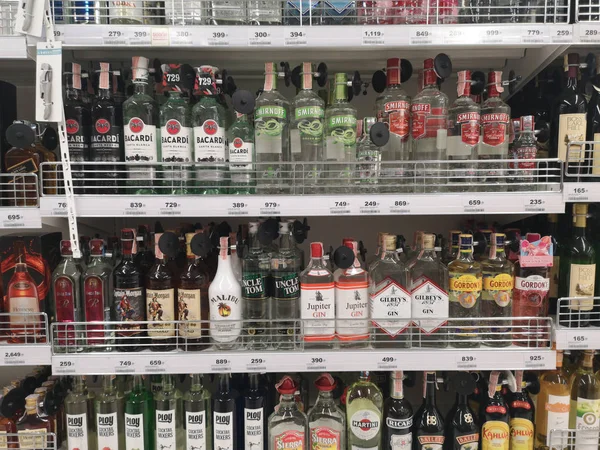 CHIANG RAI, CHIANG RAI, THAILAND - NOVEMBRO 21: várias marcas de álcool vendidas na prateleira de supermercados em 21 de novembro de 2019 em Chiang Rai, Tailândia . — Fotografia de Stock