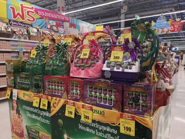 CHIANG RAI, TAILANDIA - 21 DE NOVIEMBRE: Cesta de regalo en el estante de exhibición del supermercado el 21 de noviembre de 2019 en Chiang Rai, Tailandia . —  Fotos de Stock