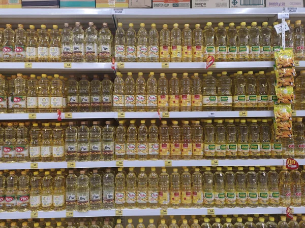 CHIANG RAI, THAILAND - NOVEMBRO 21: várias marcas de óleo vegetal vendido na prateleira de exibição do supermercado em 21 de novembro de 2019 em Chiang Rai, Tailândia . — Fotografia de Stock