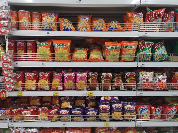 CHIANG RAI, THAILANDIA - 21 NOVEMBRE: varie marche di snack tailandesi venduti sullo scaffale dei supermercati il 21 novembre 2019 a Chiang Rai, Thailandia . — Foto Stock
