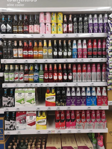 チエンライ(タイ) - 11月21日:タイのチェンライで2019年11月21日にスーパーマーケットのディスプレイ棚で販売されているアルコールラム酒の様々なブランド. — ストック写真