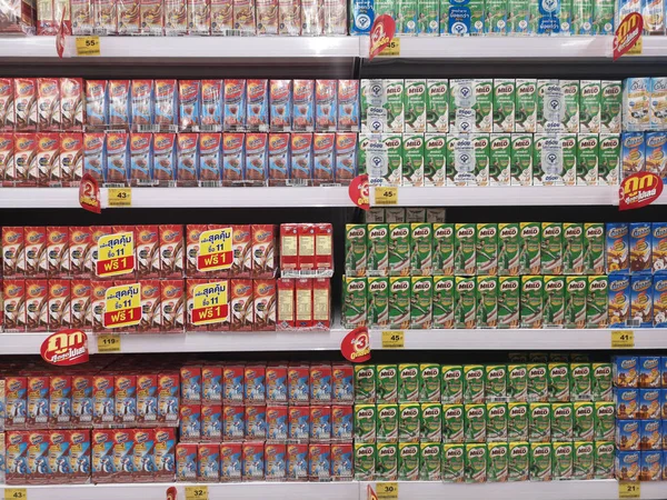 CHIANG RAI, THAILAND - NOVEMBRO 21: várias marcas de leite de chocolate vendido na prateleira de exibição do supermercado em 21 de novembro de 2019 em Chiang Rai, Tailândia . — Fotografia de Stock