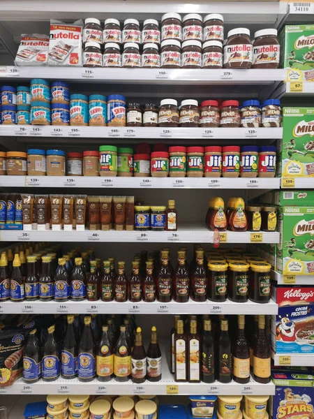 Chiang Rai, Tajlandia - 21 listopada: różne marki pasty czekoladowej i miodu sprzedawane na półce w supermarkecie 21 listopada 2019 w Chiang Rai, Tajlandia. — Zdjęcie stockowe