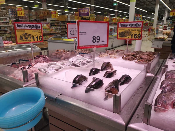 CHIANG RAI, TAILANDIA - 21 DE NOVIEMBRE: departamento de mariscos con alimentos frescos vendidos en el supermercado el 21 de noviembre de 2019 en Chiang Rai, Tailandia . — Foto de Stock