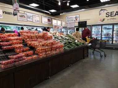 Ulaanbaatar, Moğolistan - 18 Ocak - 18 Ocak 2020 'de E-Mart süpermarketinde taze sebzeler satıldı.
