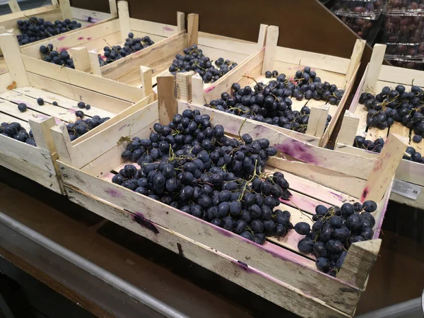 Red grape in wooden tray sold in Mongolian supermarket — Stock Photo, Image