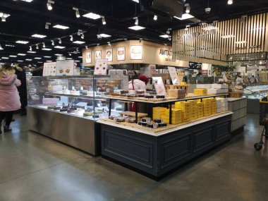 Ulaanbaatar, Moğolistan - 18 Ocak: E-mart süpermarketinde fırın bölümü 18 Ocak 2020 Ulaanbaatar, Moğolistan.