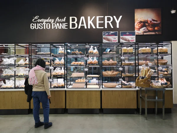УЛААНБААТАР, МОНГОЛИЯ - 18 ЯНВАРЯ: 18 января 2020 года неизвестная азиатка рассматривала хлеб в булочной в супермаркете E-mart в Улан-Баторе, Монголия . — стоковое фото
