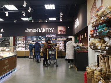 Ulaanbaatar, Moğolistan - 18 Ocak - 18 Ocak 2020 'de Ulaanbaatar, Moğolistan' da E-Mart süpermarketinde fırın satın alan kimliği belirsiz müşteriler.
