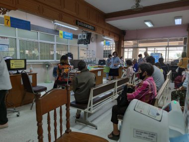 CHIANG RAI, THAILAND - 23 Mart 2020 'de Chiang Rai, Tayland' da Covid-19 virüsünün yayılması sırasında Phan hastanesinde tekerlekli sandalyede oturan kimliği belirsiz Asyalı erkek hasta.