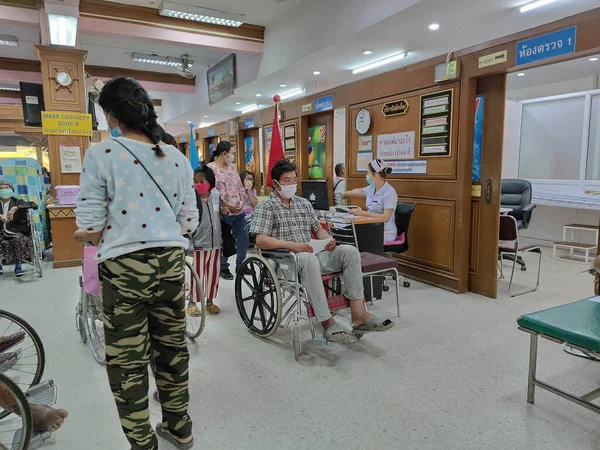 2020年3月23日 タイのチェンマイ ライにおいて コヴィド19型ウイルスの流行時に ファン病院の車椅子に腰掛けて衛生マスクを着用した未確認アジア系男性患者 — ストック写真