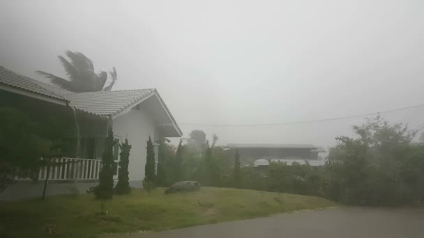 Lluvia Fuerte Fuera Una Casa Blanca Tailandia — Vídeo de stock