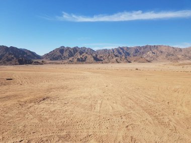 Mısır 'daki dağların manzarası. Rocky tepeleri. Mavi gökyüzü