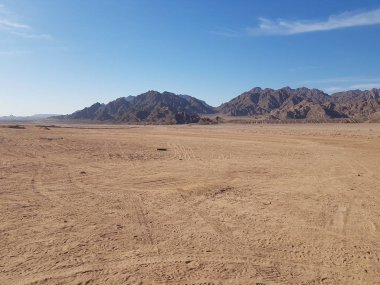 Mısır 'daki dağların manzarası. Rocky tepeleri. Mavi gökyüzü